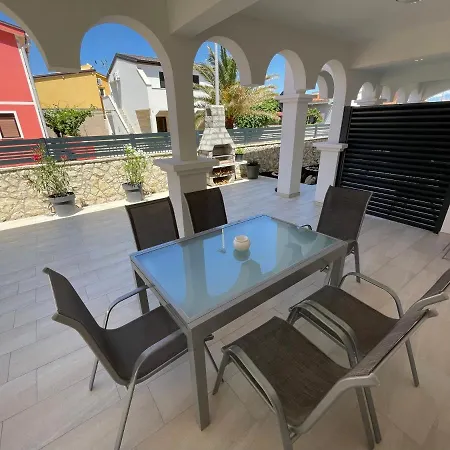 Apartmenthouse Ines Apartment Vir