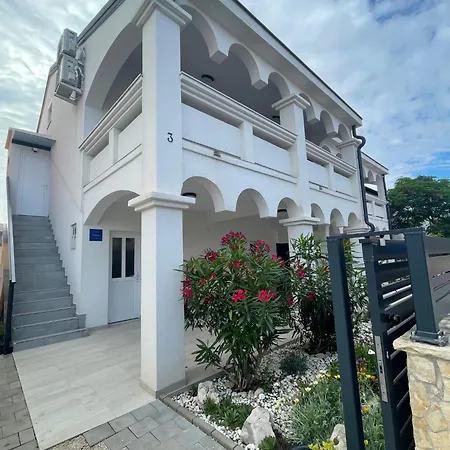 Apartmenthouse Ines Apartment Vir