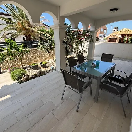 Apartmenthouse Ines Apartment Vir