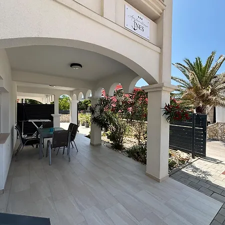 Apartment Apartmenthouse Ines Vir