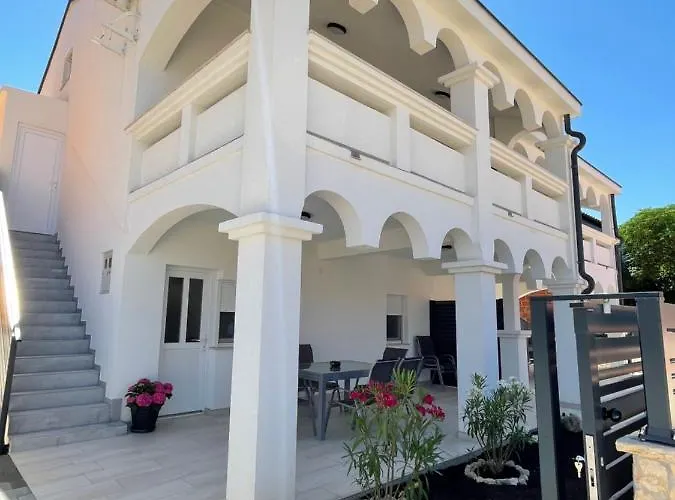 Apartment Apartmenthouse Ines Vir