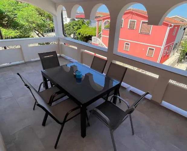 Apartment Apartmenthouse Ines Vir